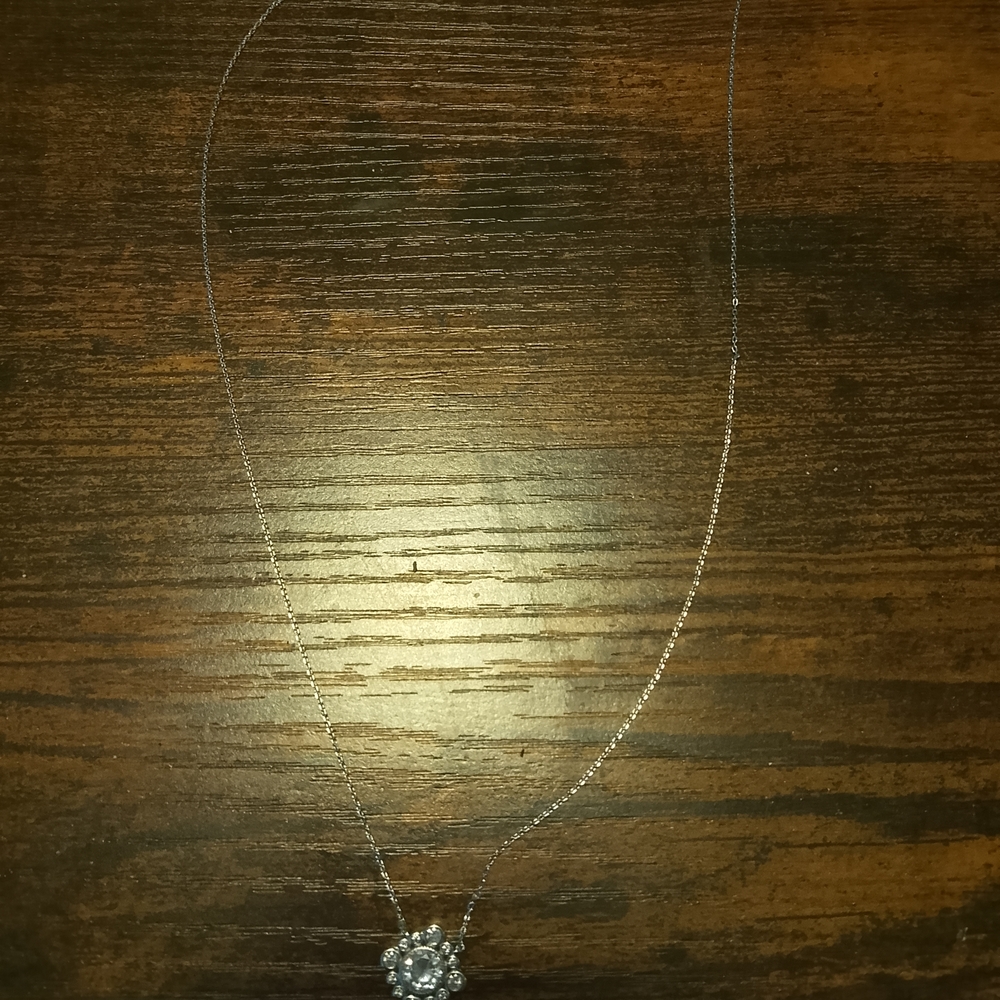 Dazzling Silver Necklace with Pearl Cluster